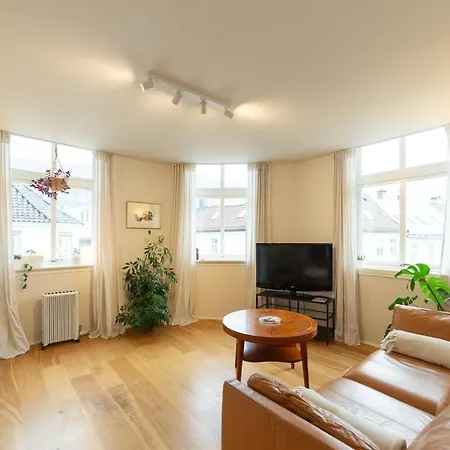 Unique Relaxed Corner Flat In